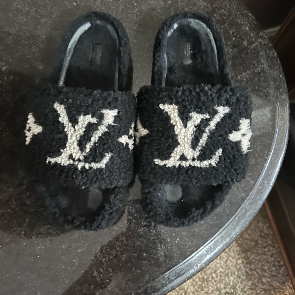 Louis Vuitton slippers